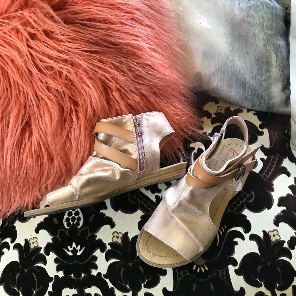 Girls sandals, rose gold cute flats size 4